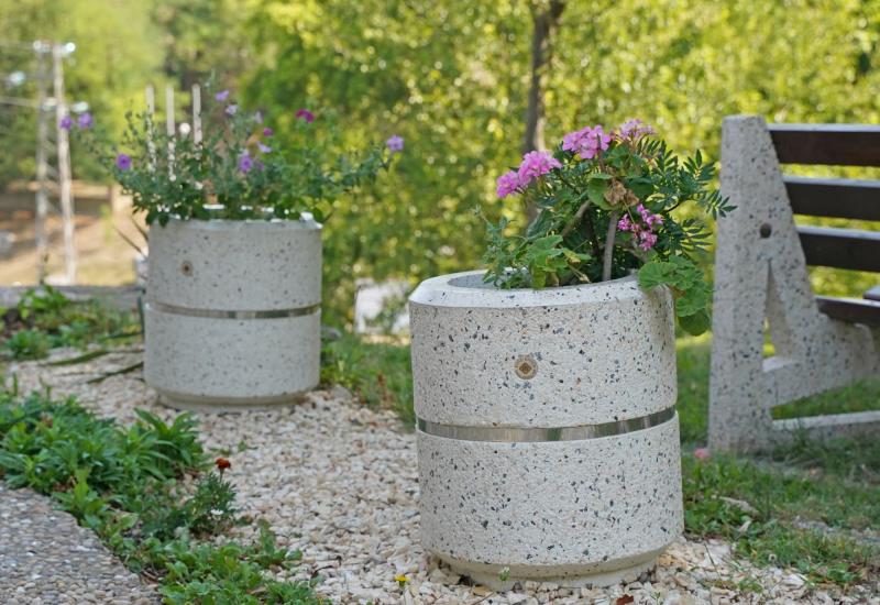 ETE Pictures ROUND CONCRETE PLANTER 20 DCCD086E-4463-8C2C-FD94-11C01DE618CD.jpg