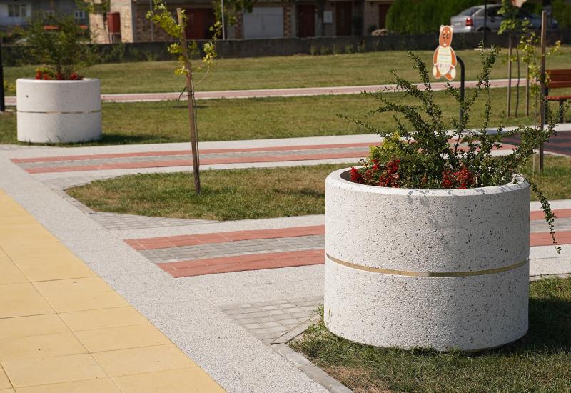 ETE Pictures ROUND CONCRETE PLANTER 26 A4E5B0E7-BE36-1EAB-6FDB-6C01ECA9892E.jpg